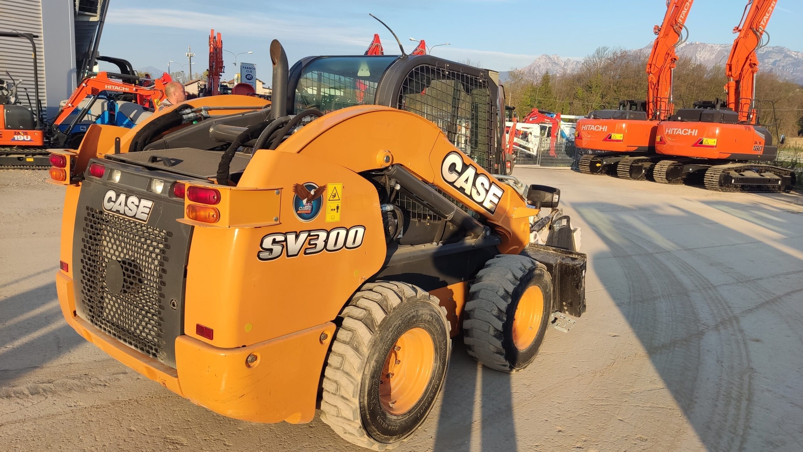 Pala compatta gommata CASE SV 300 HF - Franco Clò Macchine Movimento Terra